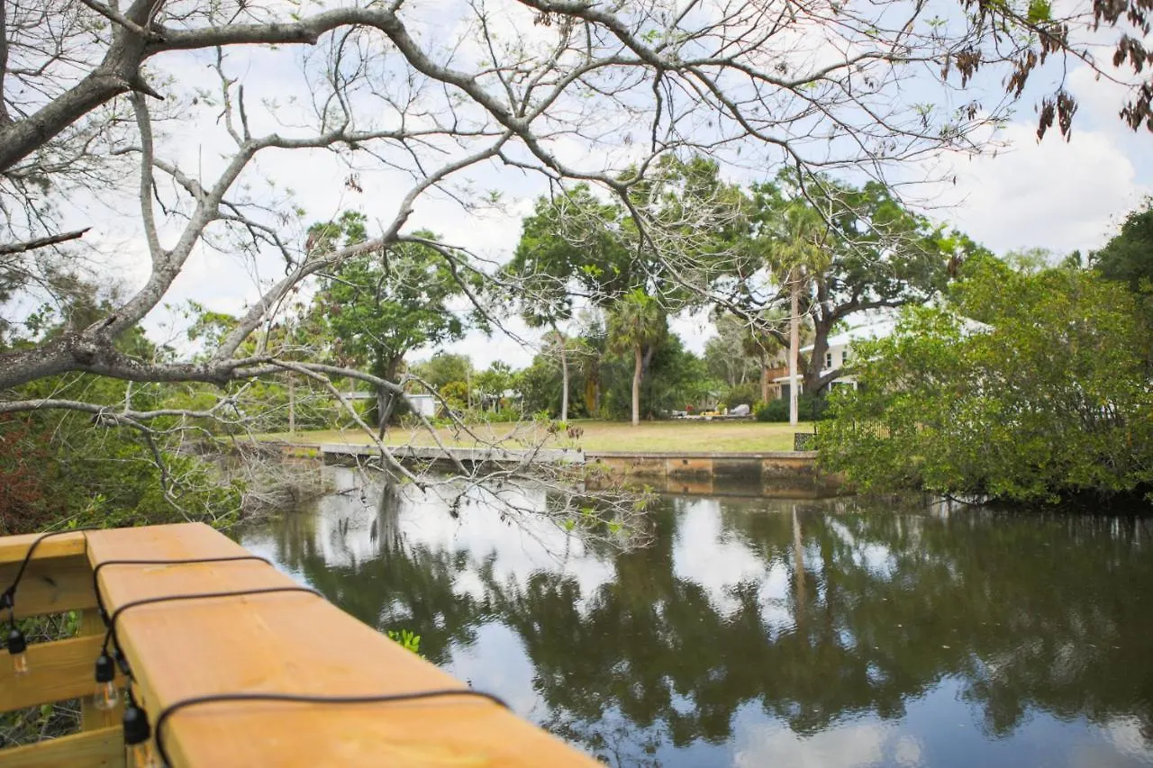 Private Waterfront Pool Home With Game Room And Stunning Mother-In-Law Suite! Tampa États-Unis