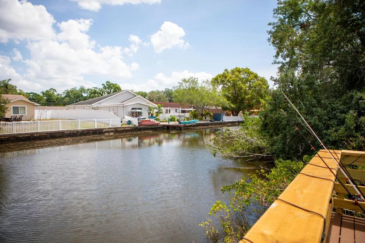 Hébergement de vacances Private Waterfront Pool Home With Game Room And Stunning Mother-In-Law Suite! Tampa