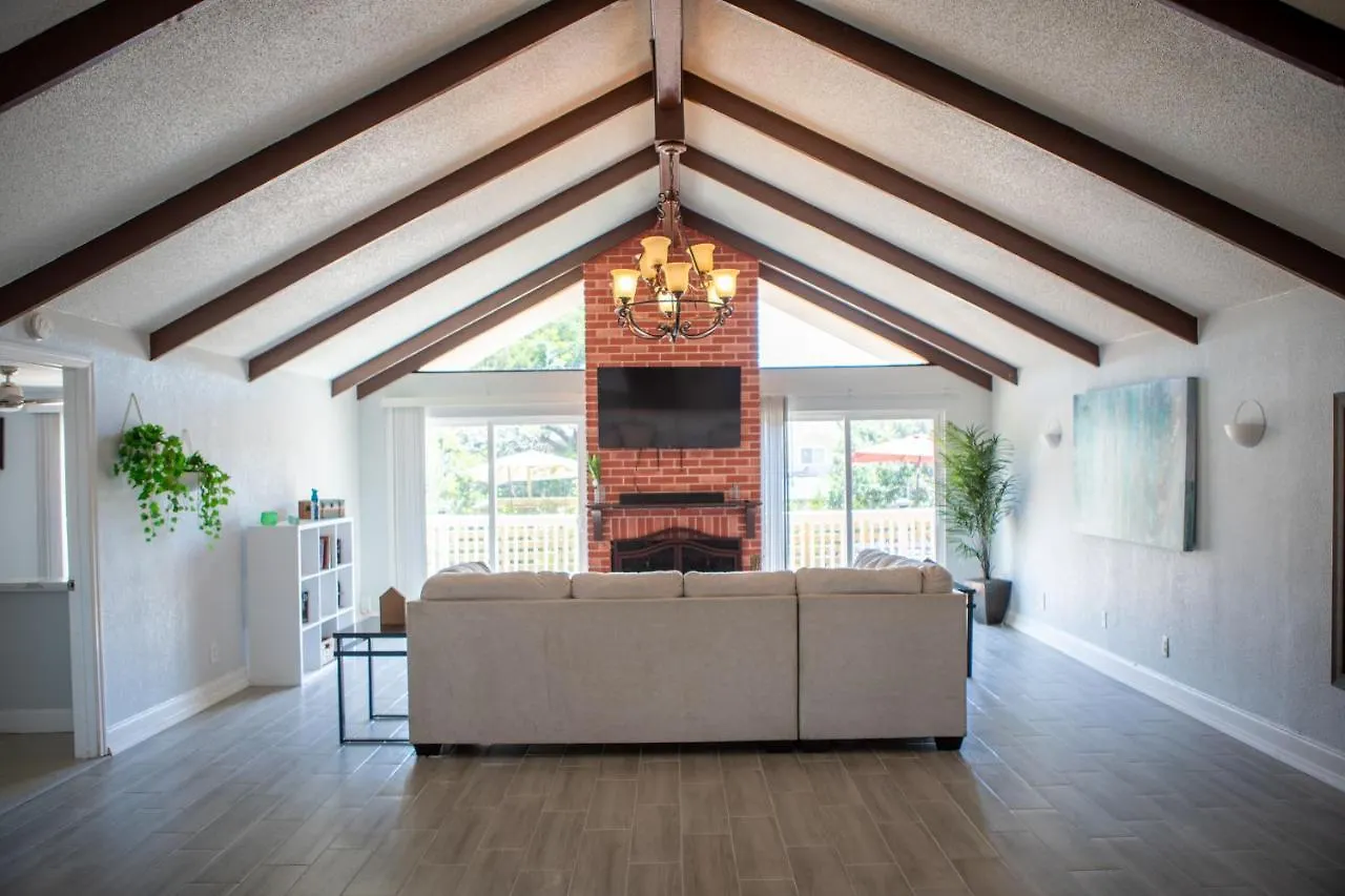 Private Waterfront Pool Home With Game Room And Stunning Mother-In-Law Suite! Tampa Hébergement de vacances