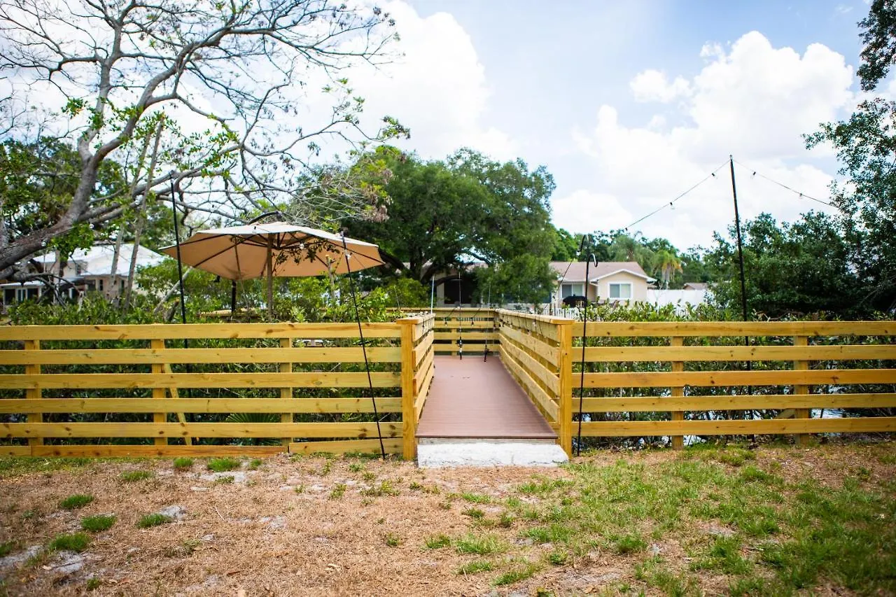 Private Waterfront Pool Home With Game Room And Stunning Mother-In-Law Suite! Tampa États-Unis